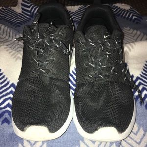 Women's Nike Roshe One Size 7.5